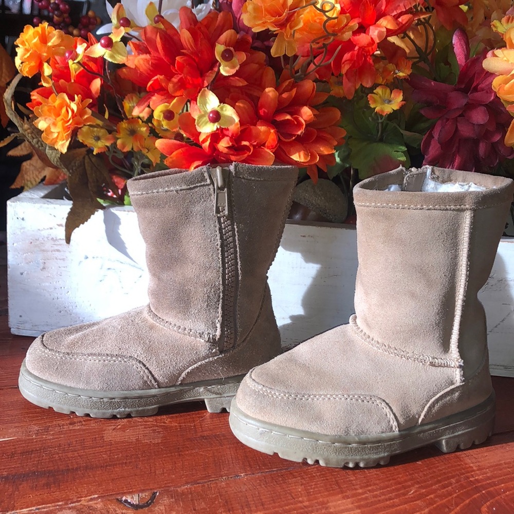 Suede toddler winter boots.